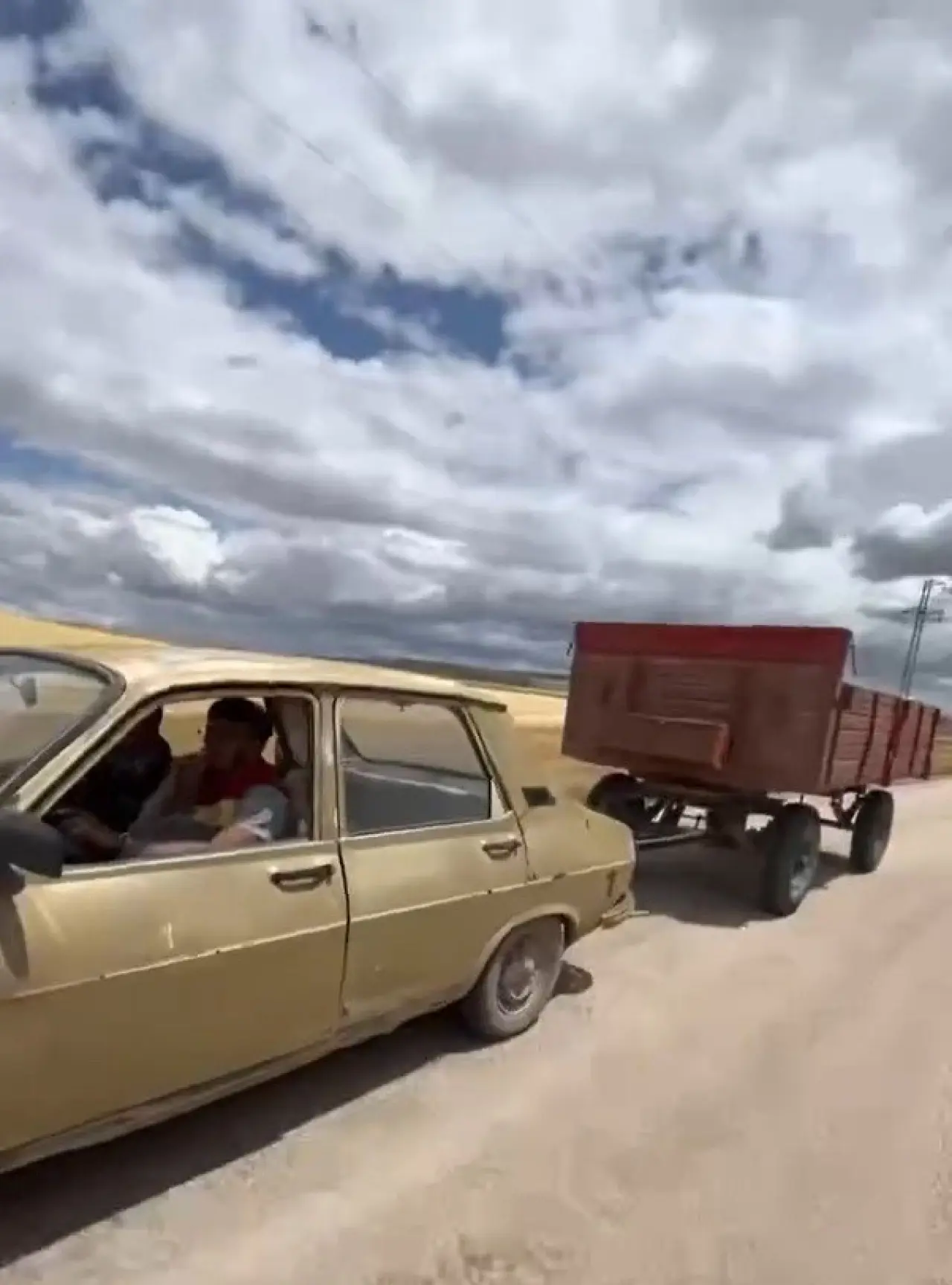 otomobile-gelisiguzel-baglanan-traktor-romorku-trafigi-tehlikeye-dusurdu