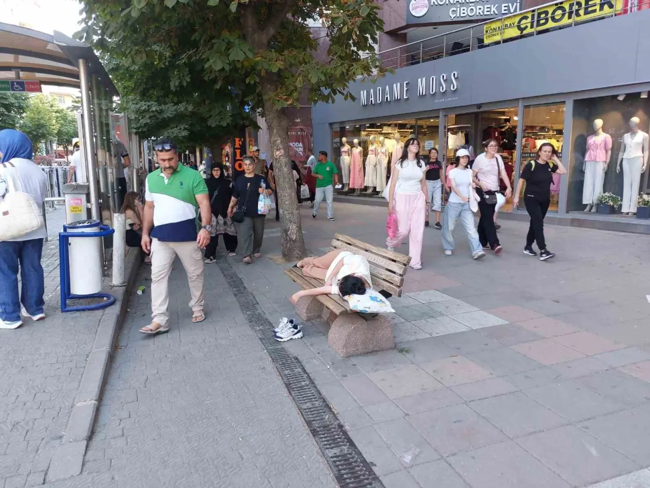 sicaktan-bunalan-genc-golgelik-bankta-yastikla-beraber-uyudu