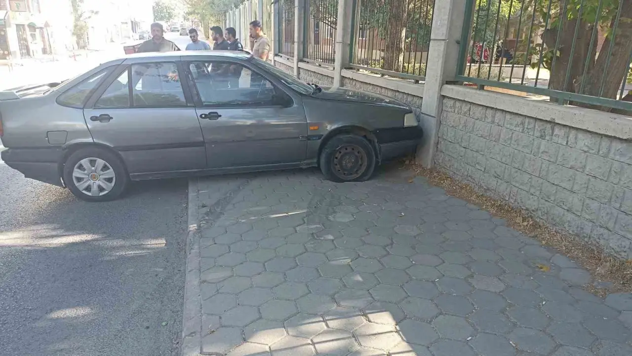 kontrolden-cikan-otomobil-duvara-carparak-durabildi-surucusu-yaralandi