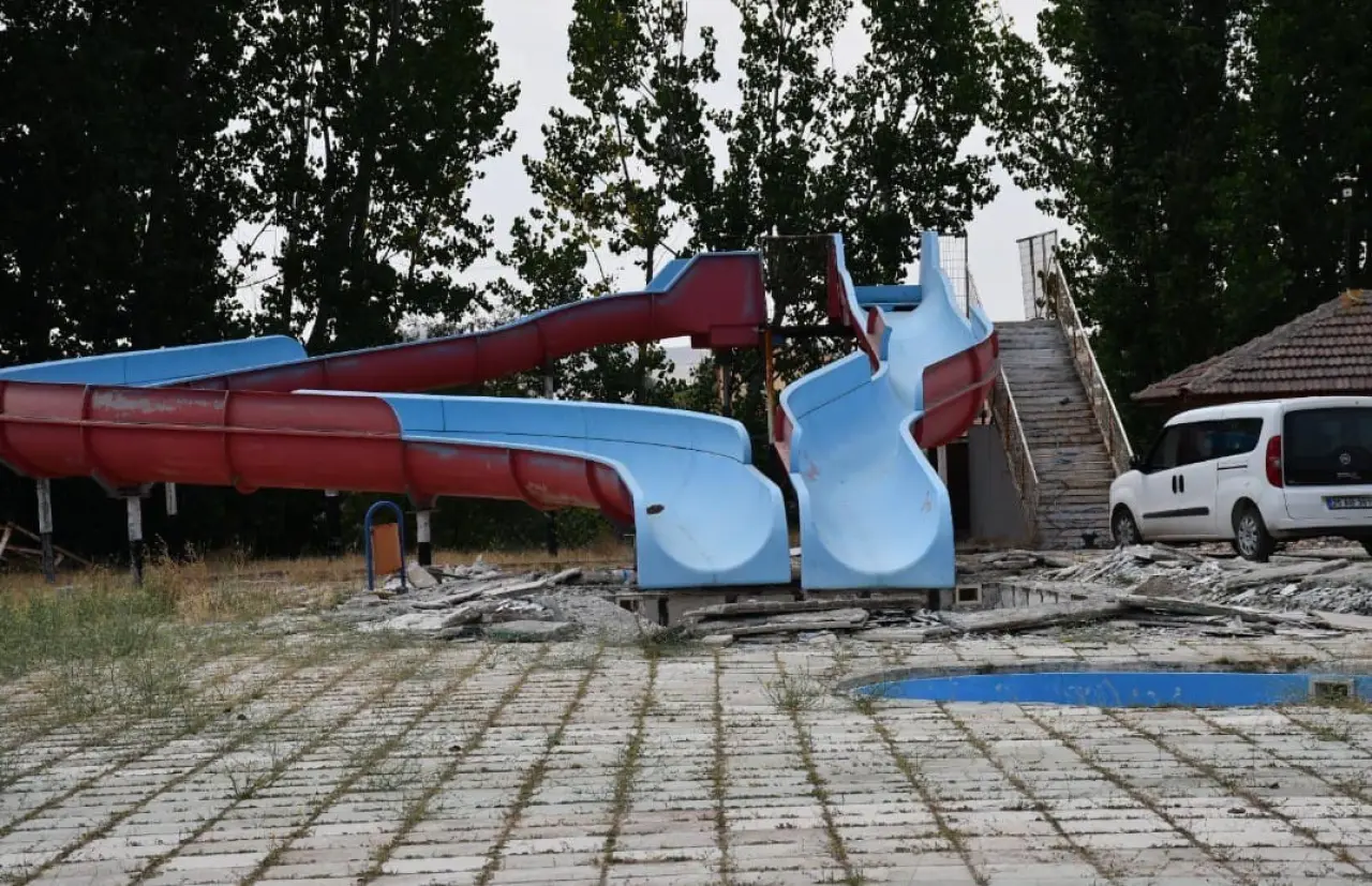 beylikovada-atil-kalan-aquapark-yeniden-hayat-buluyor