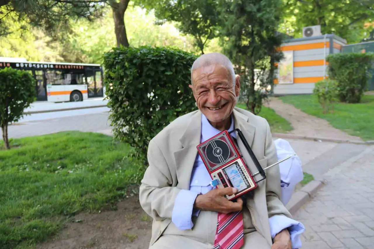 elinde-teyp-ile-sokak-sokak-gezerek-muzik-dinliyor