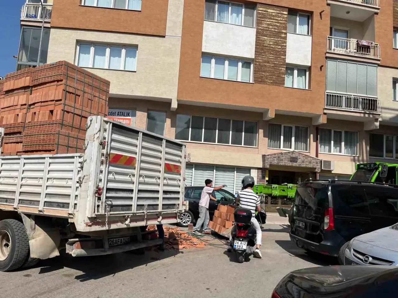 kamyondan-dusen-tuglalar-yolu-kapatti