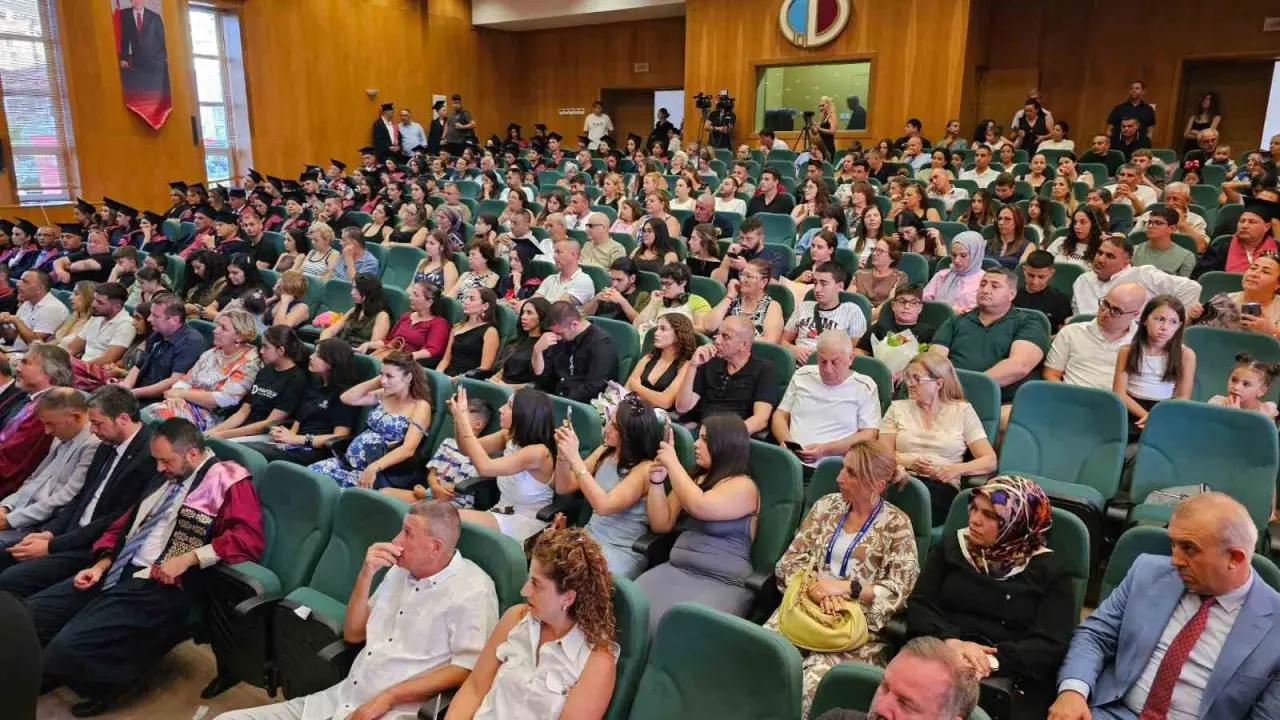 lefkosada-anadolu-universitesinin-mezuniyet-toreni-duzenlendi