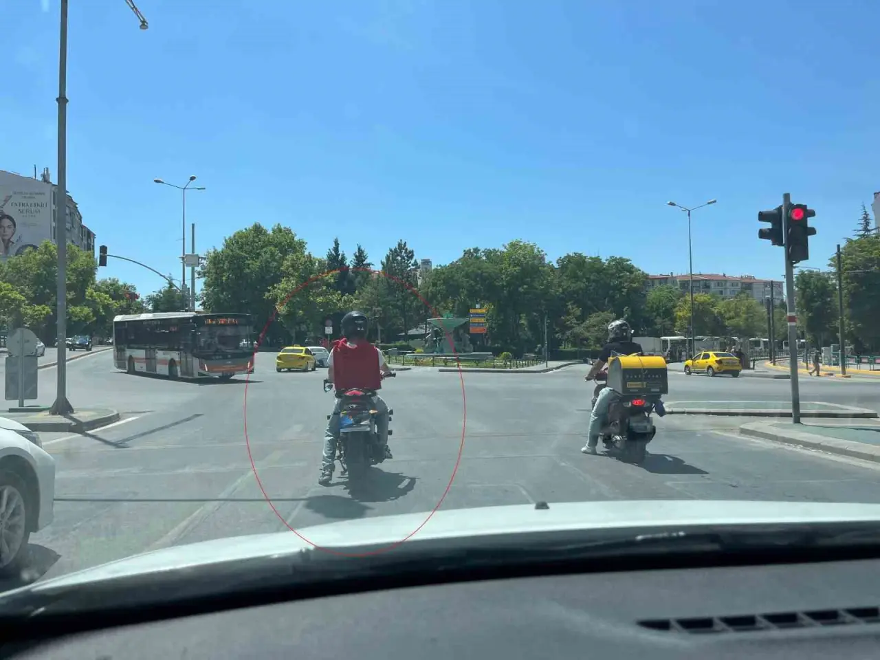 plakasini-bez-ile-gizleyen-motosiklet-surucusu-kirmizi-isikta-gecti