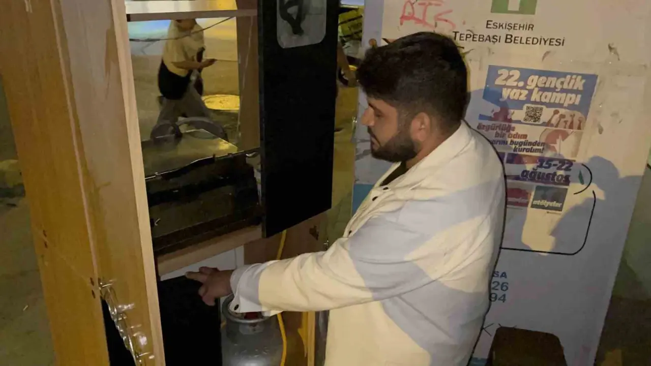 bu-gencler-ekmeklerini-gardiroptan-kazaniyor