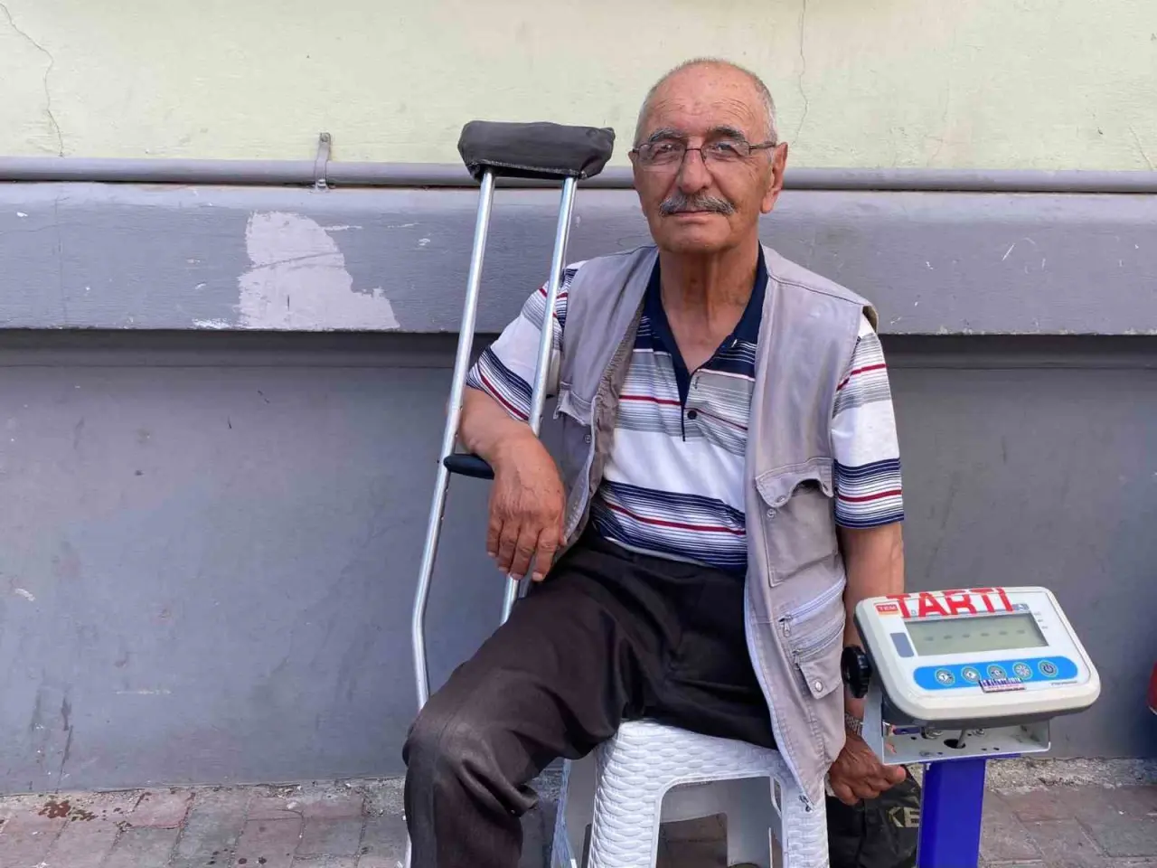 engelli-araciyla-hamamyoluna-geliyor-tartiyla-gecimini-sagliyor