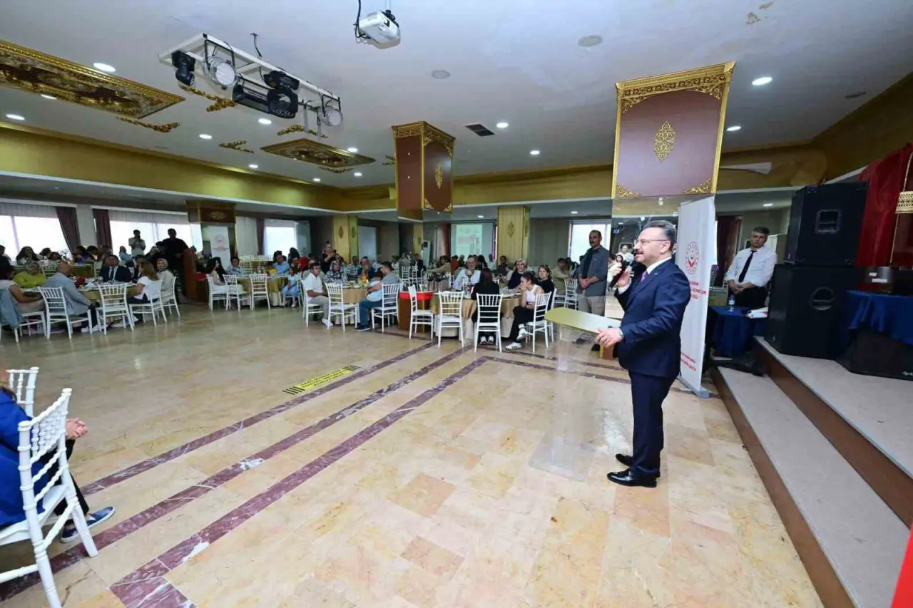 vali-aksoy-koruyucu-ailelerle-bir-araya-geldi