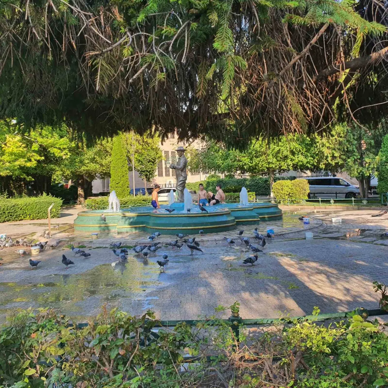 sicaklardan-bunalan-cocuklar-sus-havuzuna-girerek-serinlemeye-calisti