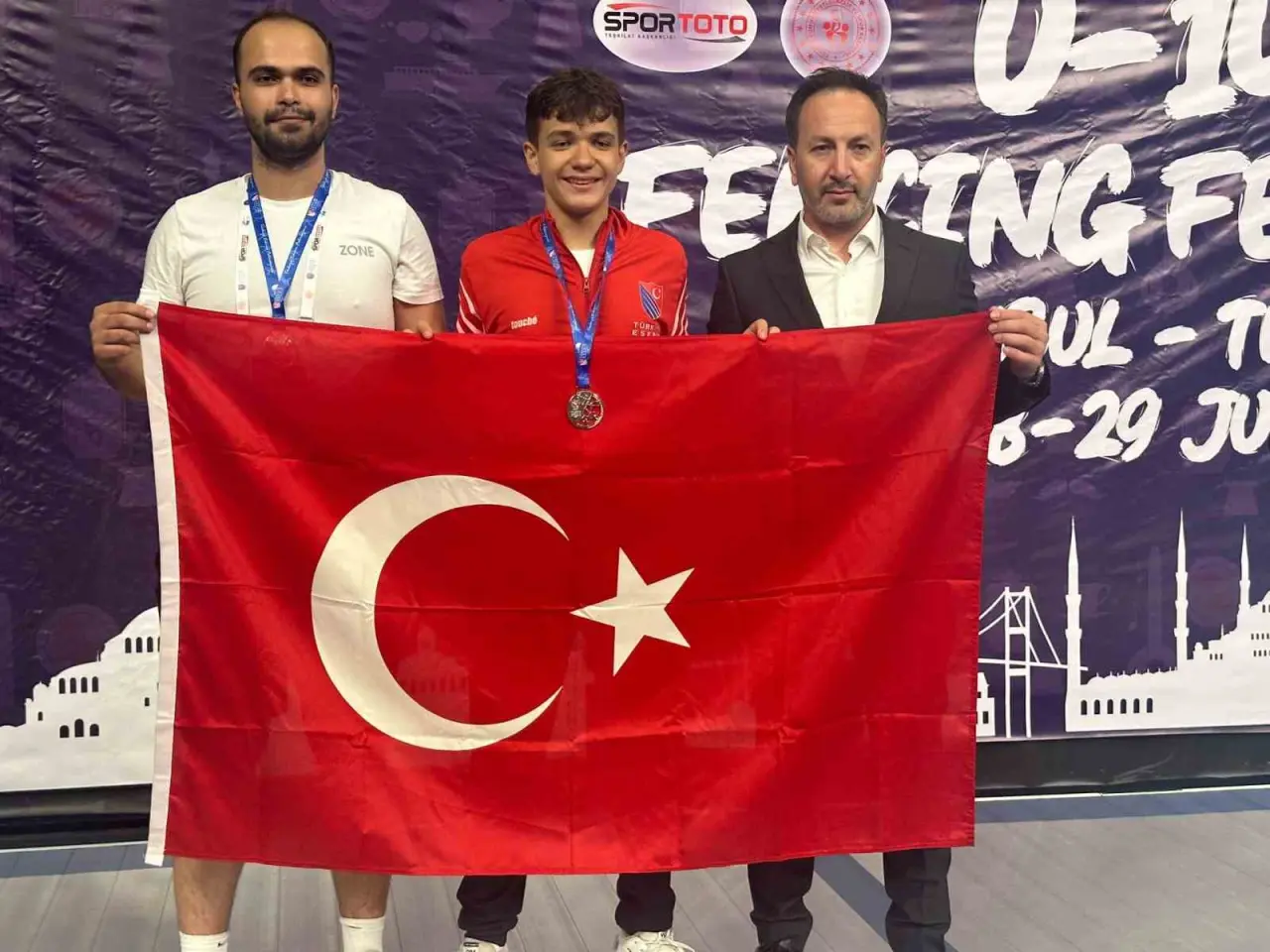 eskrimde-uluslararasi-basari-semi-mermutoglundan-gumus-madalya