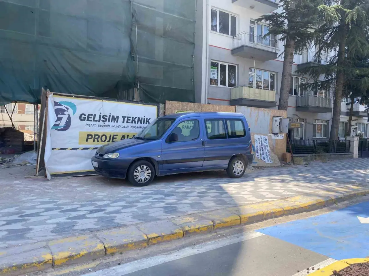 bisiklet-yollari-nedeniyle-park-sorunu-yasayan-suruculer-caresiz-kaldi