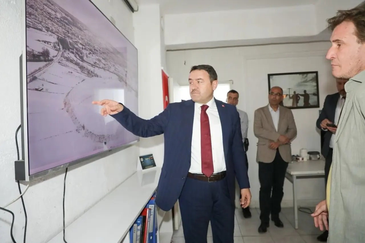 vali-musa-isin-tavsanli-hoyuk-kazi-evini-ziyaret-ederek-incelemelerde-bulundu