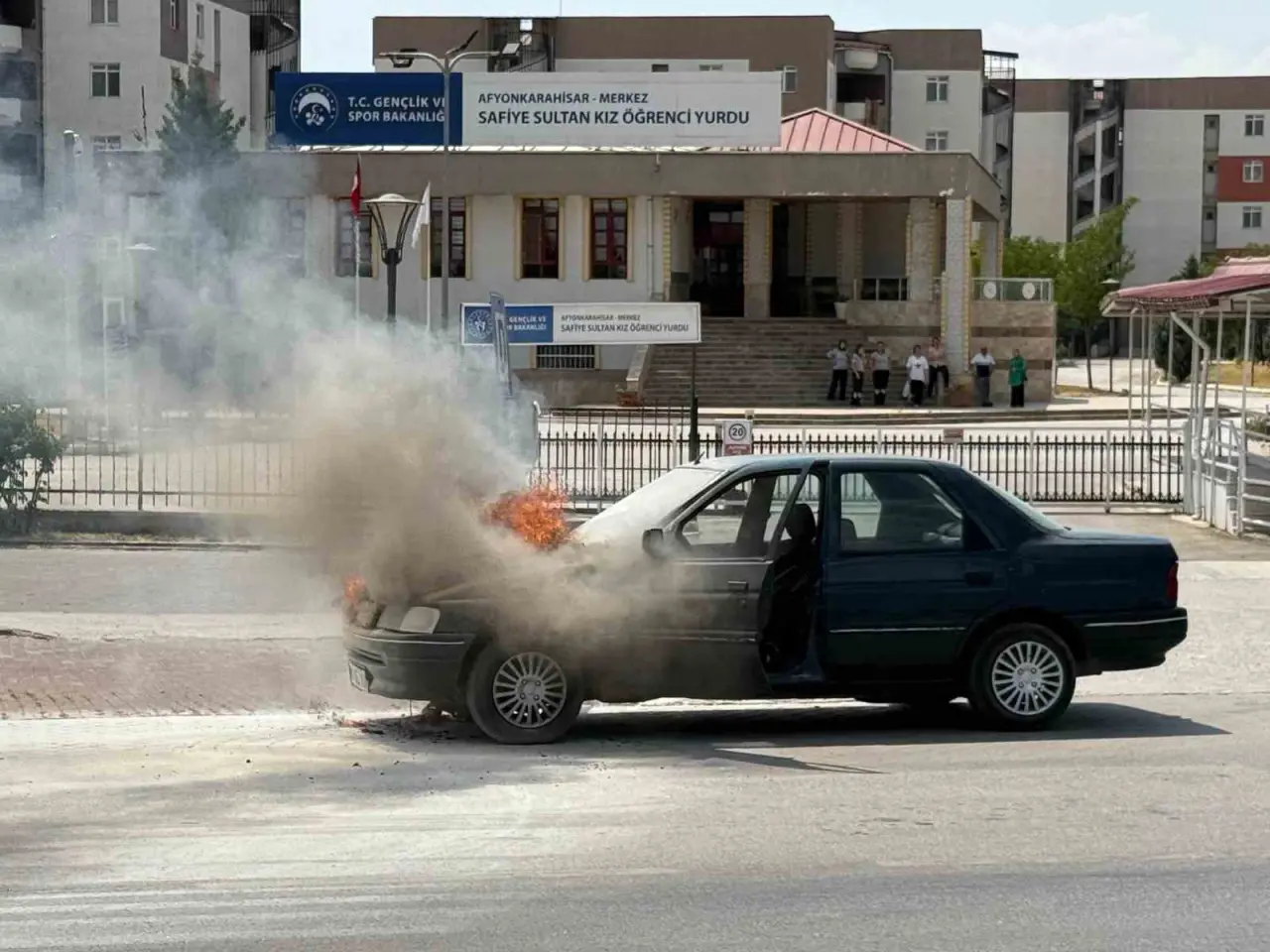 seyir-halindeki-otomobil-alev-alev-yandi