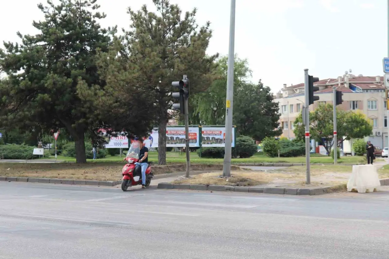 hem-kask-takmadi-hem-de-motosikletiyle-yaya-gecidinden-gecti