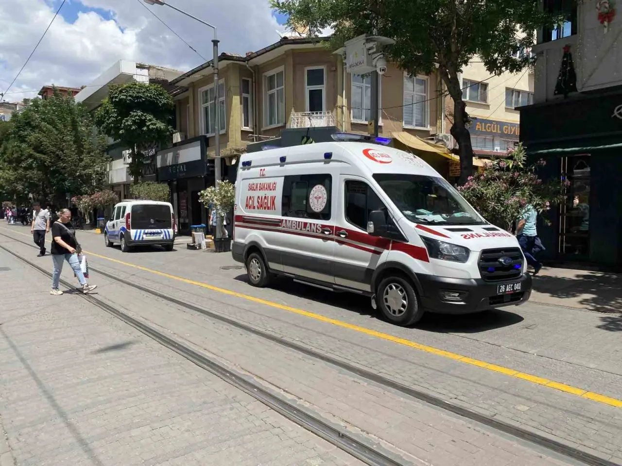 bisikletten-dusen-sahis-saglik-ekipleri-yanina-gelince-ayaklanip-gitti