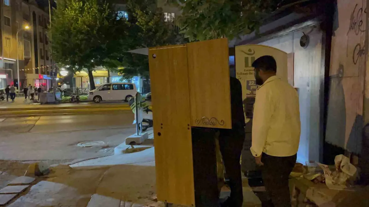 bu-gencler-ekmeklerini-gardiroptan-kazaniyor