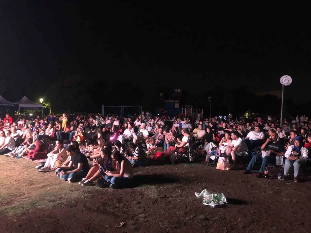 eskisehirliler-milli-voleybol-macini-dev-ekranda-izledi