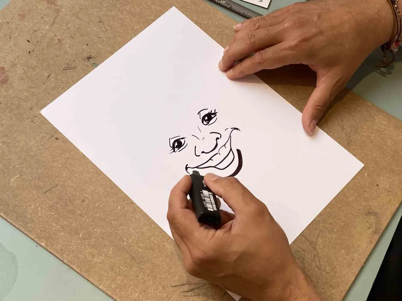 ozel-isitme-engelli-sanatci-duygularini-resimlerle-ifade-ediyor