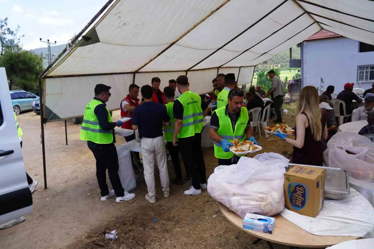 bilecik-belediyesi-calisanlari-yangin-bolgesindeki-calismalarini-surduruyor