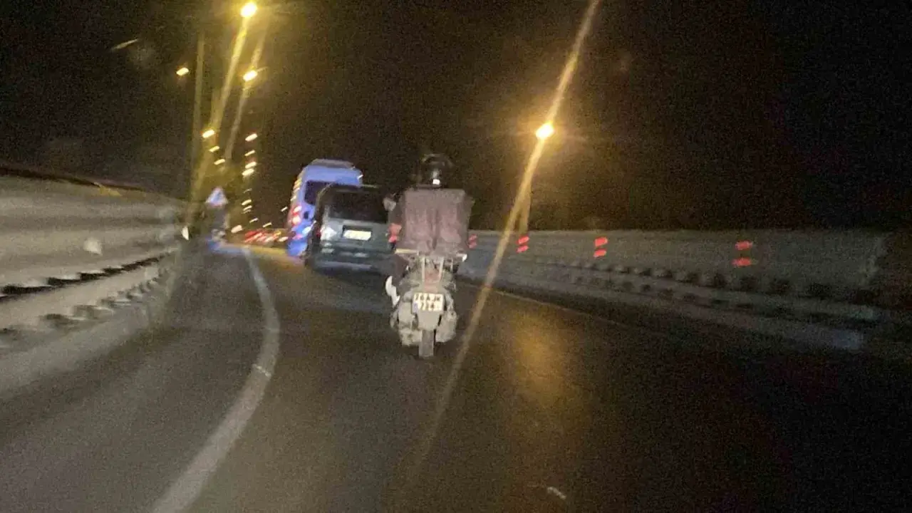 arka-isiklari-yanmayan-motosikletli-hem-kendisini-hem-de-trafigi-tehlikeye-dusurdu