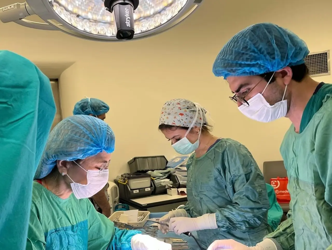 kutahya-sehir-hastanesinde-ilk-kez-biyonik-kulak-ameliyati-basariyla-gerceklestirildi