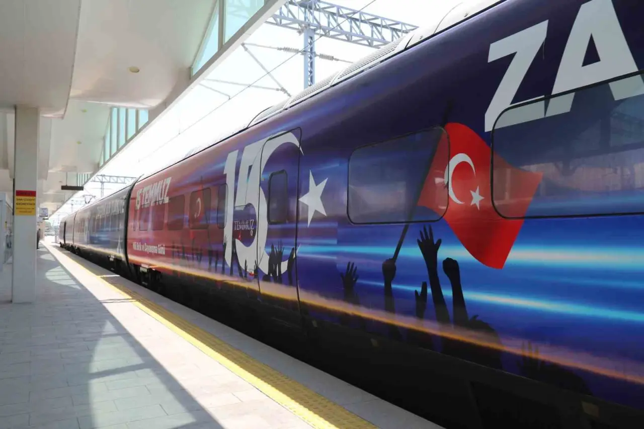 100-bin-yolcu-tasiyacak-olan-15-temmuz-demokrasi-ve-milli-birlik-treni-eskisehirde