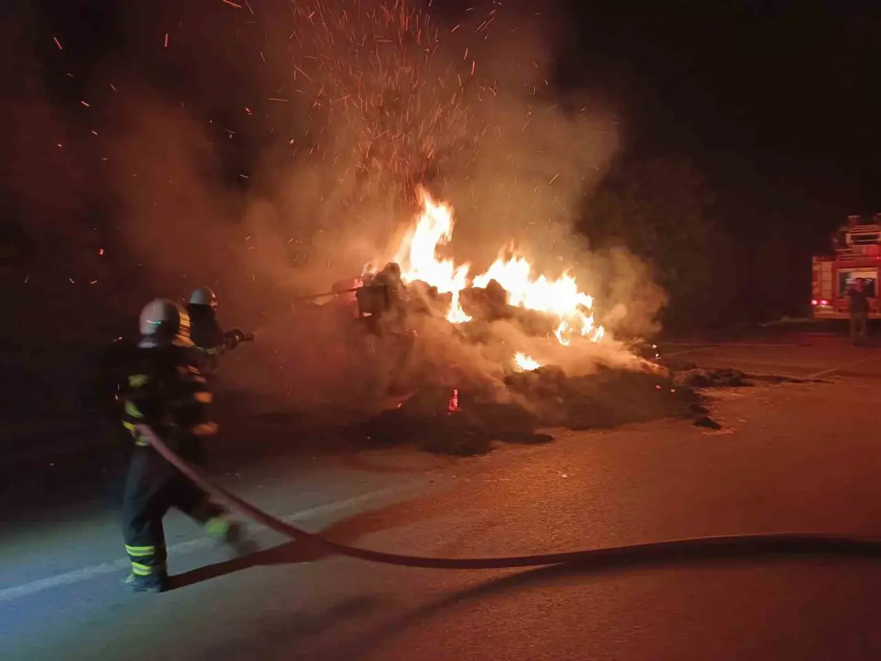 seyir-halindeki-traktorun-romorkundaki-saman-balyalari-yandi