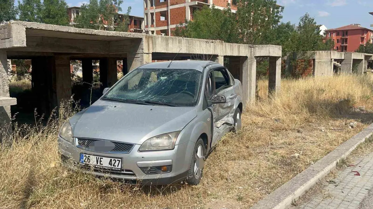 kazayi-inceleyen-polisin-aracina-kontrolden-cikan-otomobil-carpti-1i-polis-3-yarali