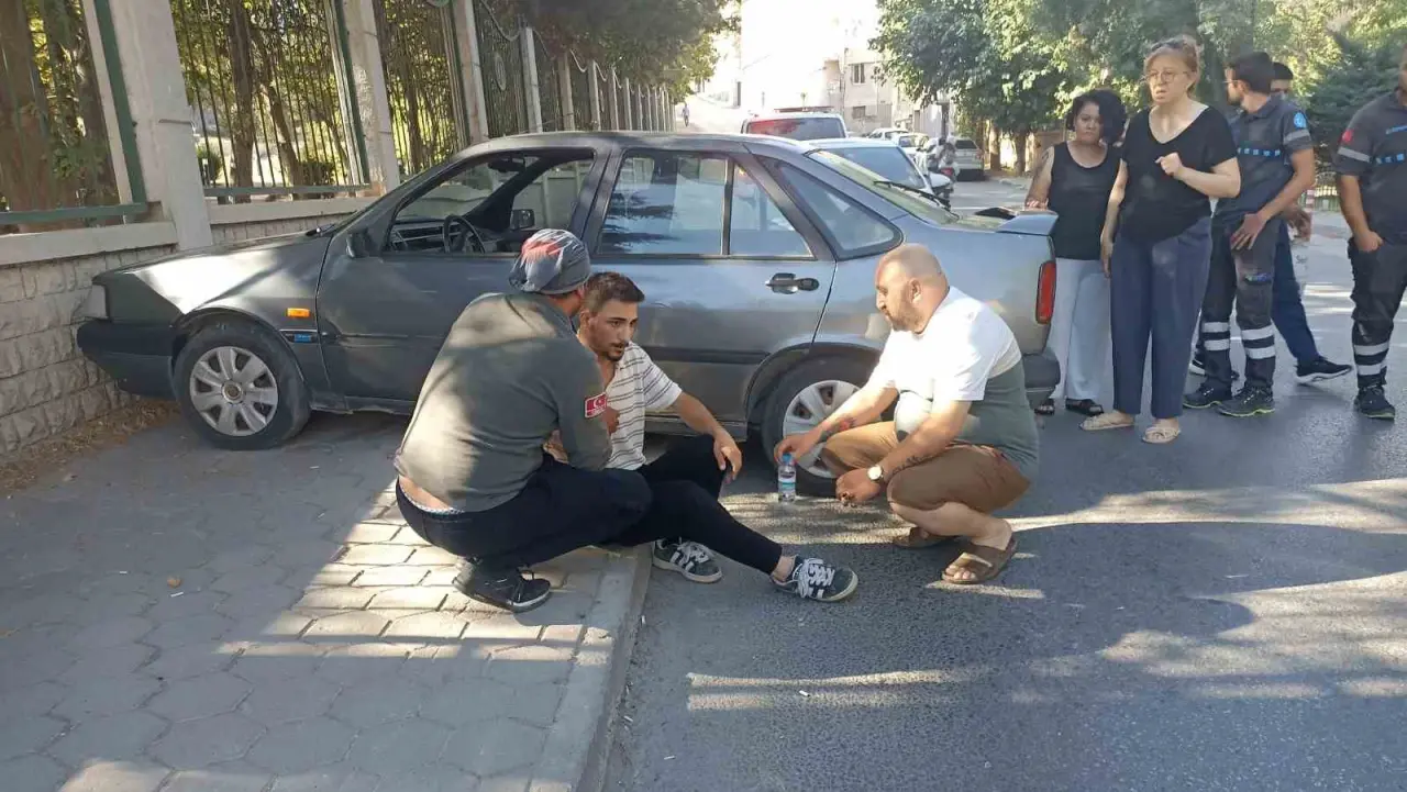 kontrolden-cikan-otomobil-duvara-carparak-durabildi-surucusu-yaralandi