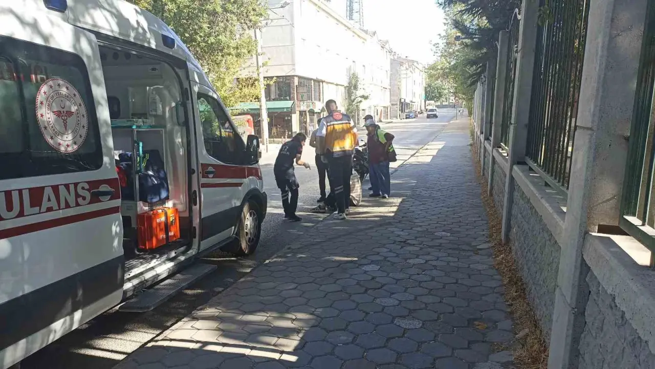 kontrolden-cikan-otomobil-duvara-carparak-durabildi-surucusu-yaralandi