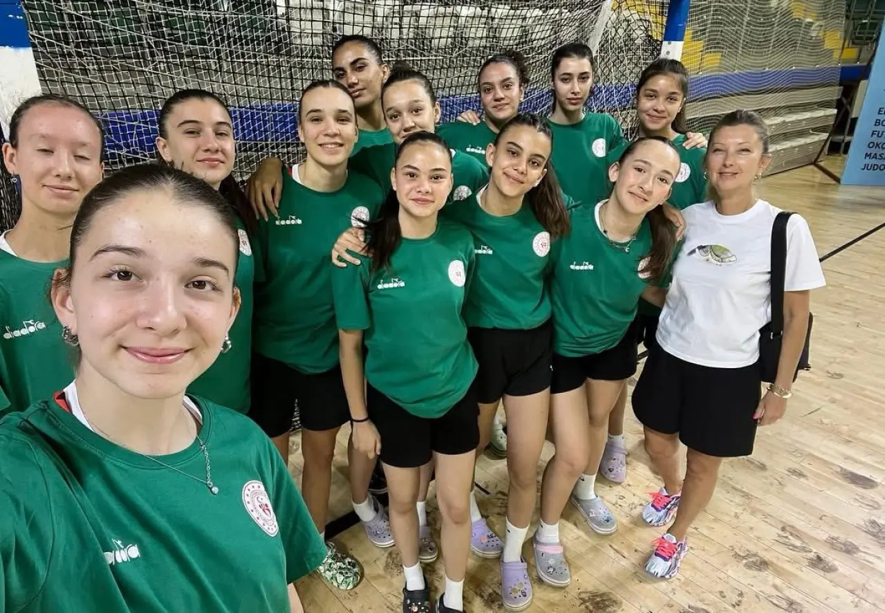eskisehir-kiz-voleybol-takimi-turkiye-yari-finallerinde