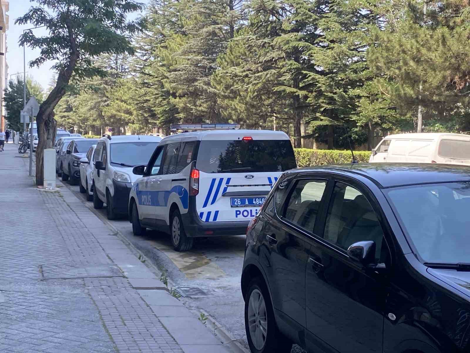 apartman-kapisinin-camini-tas-firlatarak-kirdilar