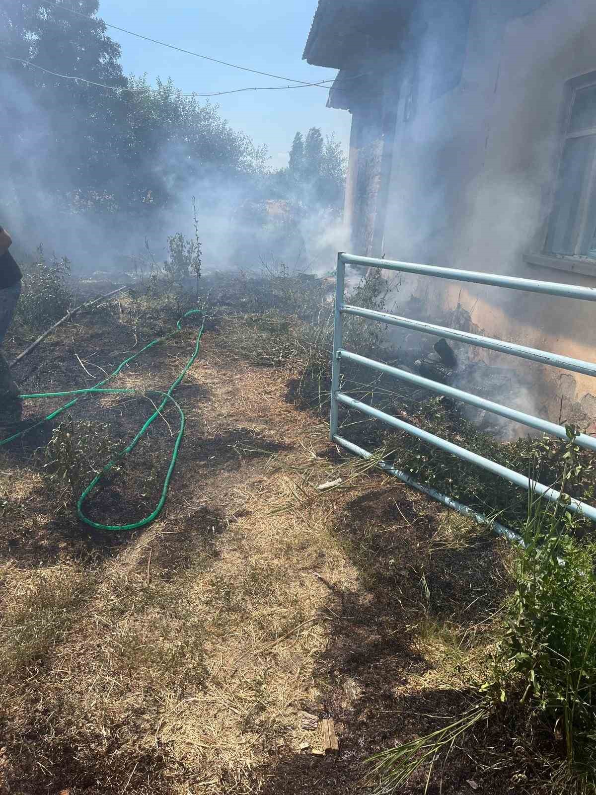 besihane-bahcesinde-cikan-yangin-panige-neden-oldu