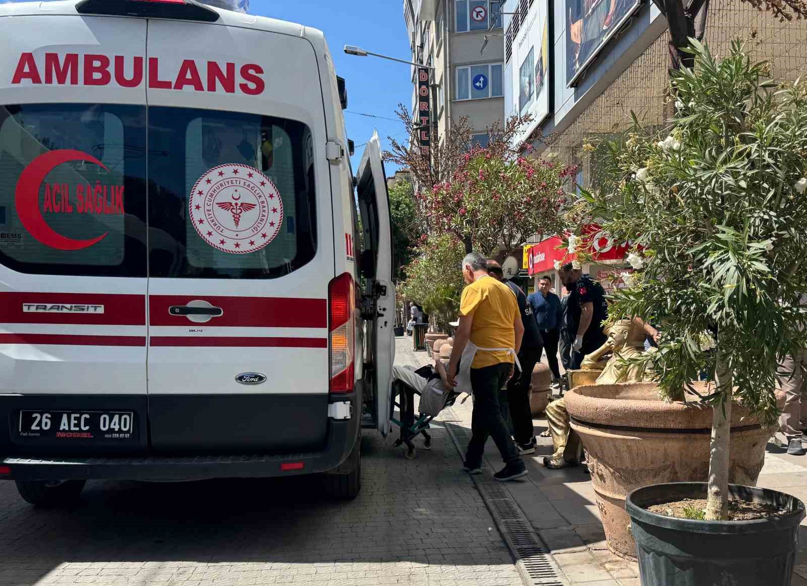 bir-anda-yere-yigilan-vatandas-hastaneye-kaldirildi