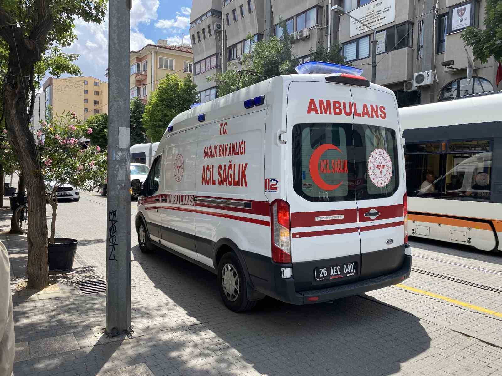 bisikletten-dusen-sahis-saglik-ekipleri-yanina-gelince-ayaklanip-gitti