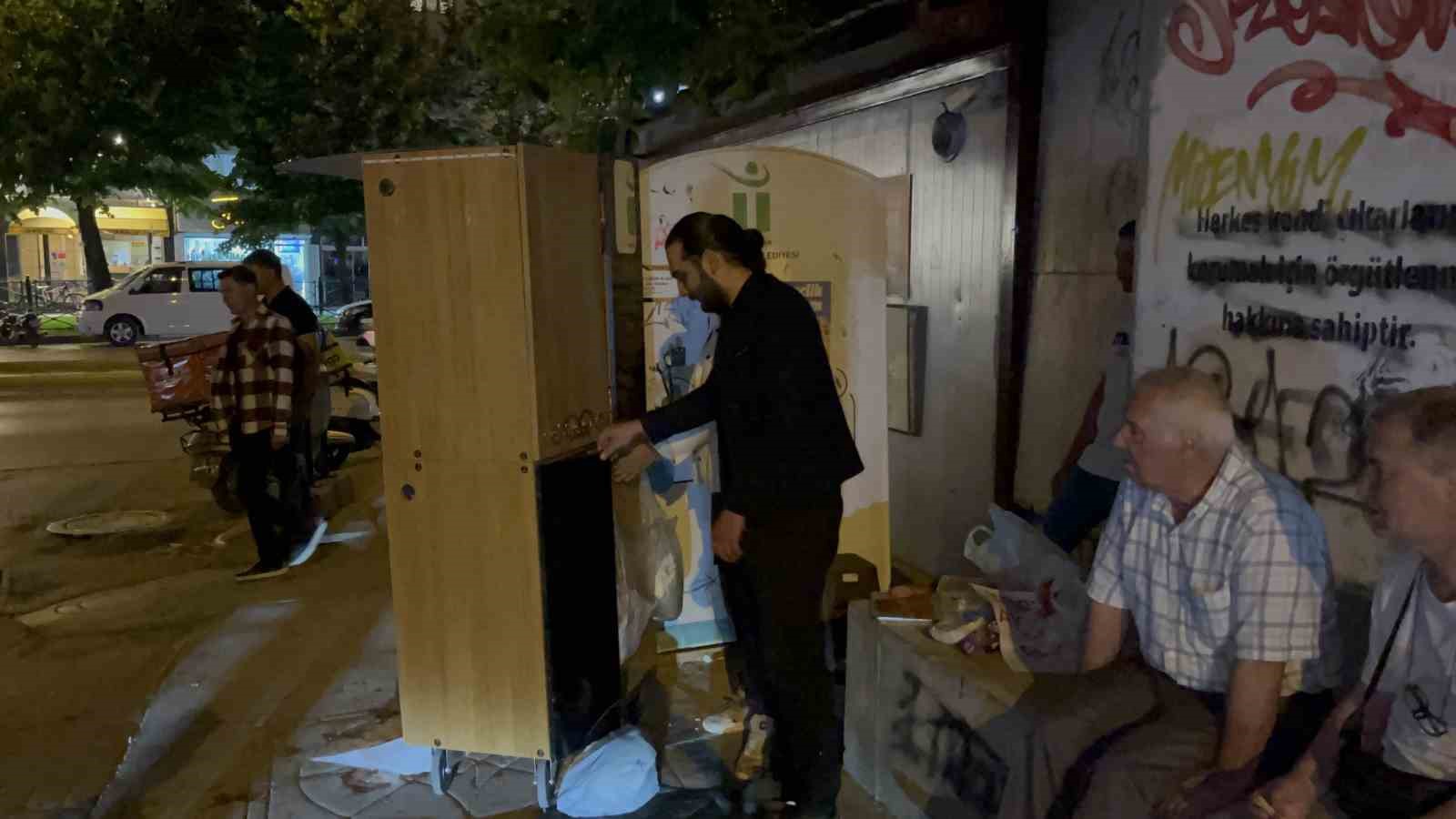 bu-gencler-ekmeklerini-gardiroptan-kazaniyor