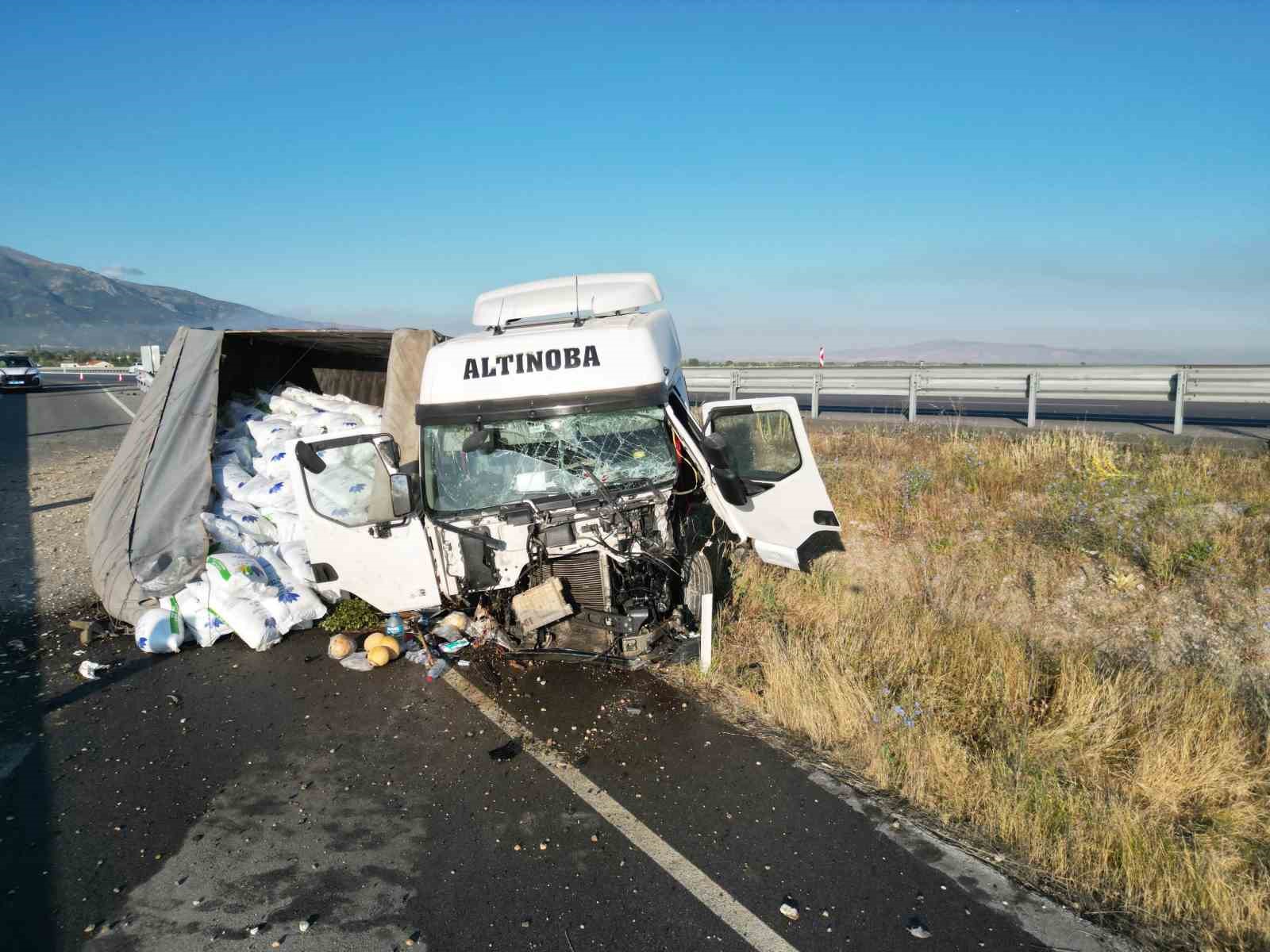 devrilen-tirin-surucu-kabini-parcalandi-bir-kisi-yaralandi