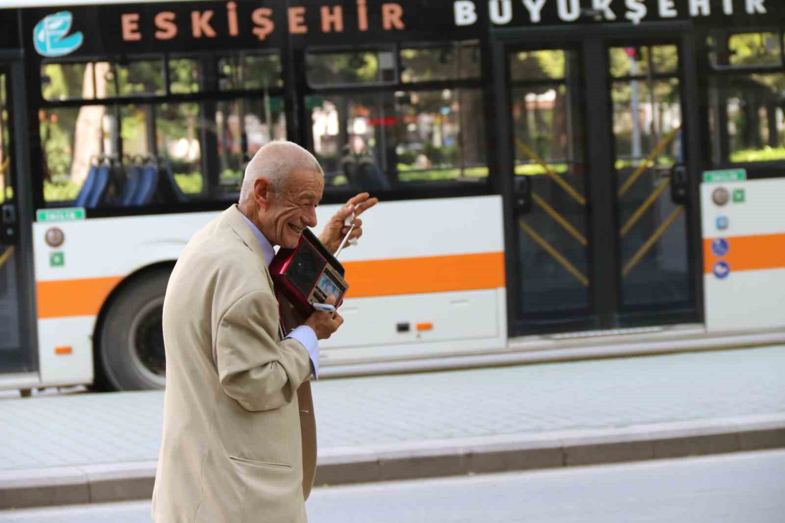 elinde-teyp-ile-sokak-sokak-gezerek-muzik-dinliyor