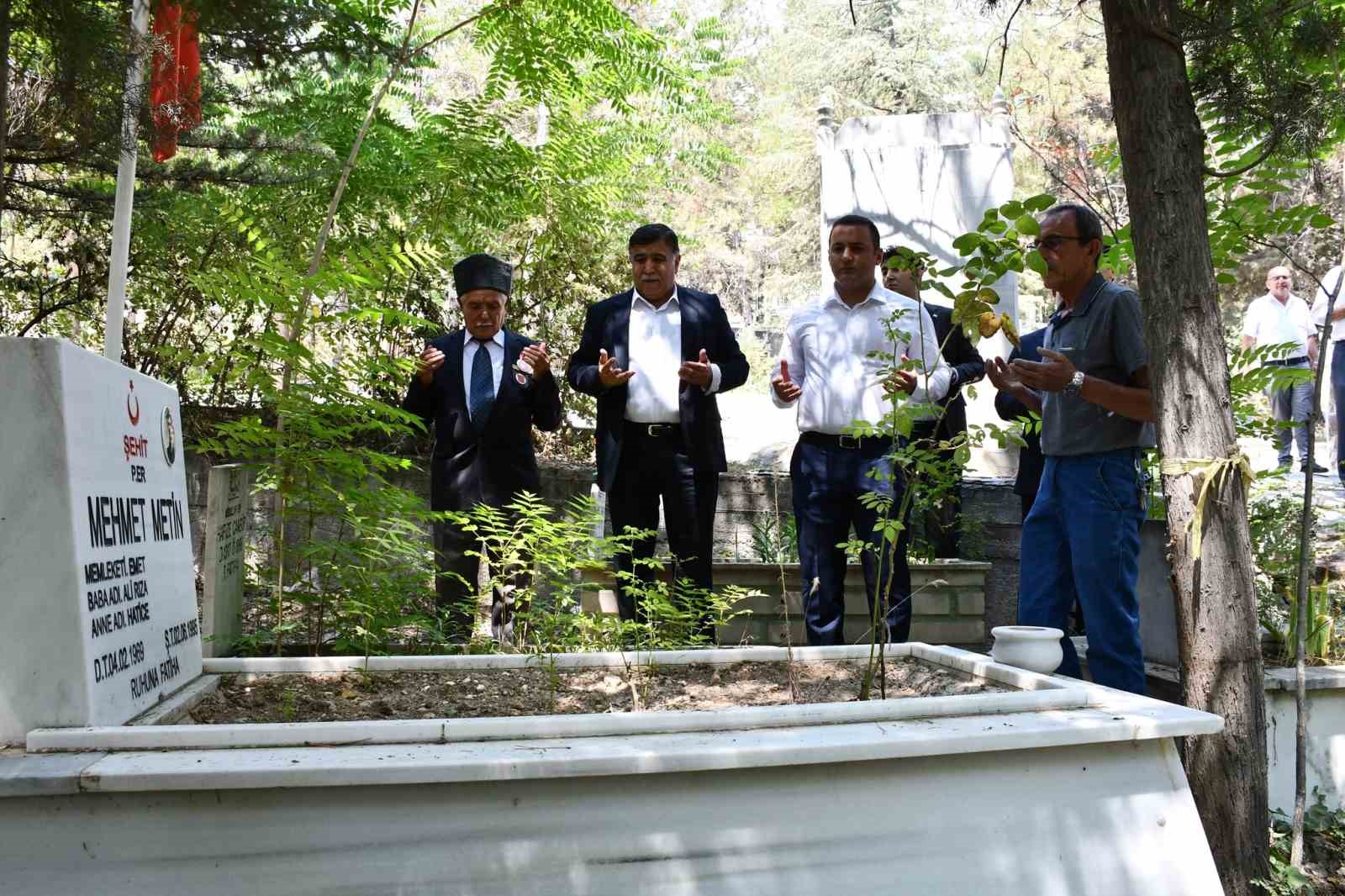 emette-sehit-mezarlari-ve-sehit-aileleri-ziyaret-edildi