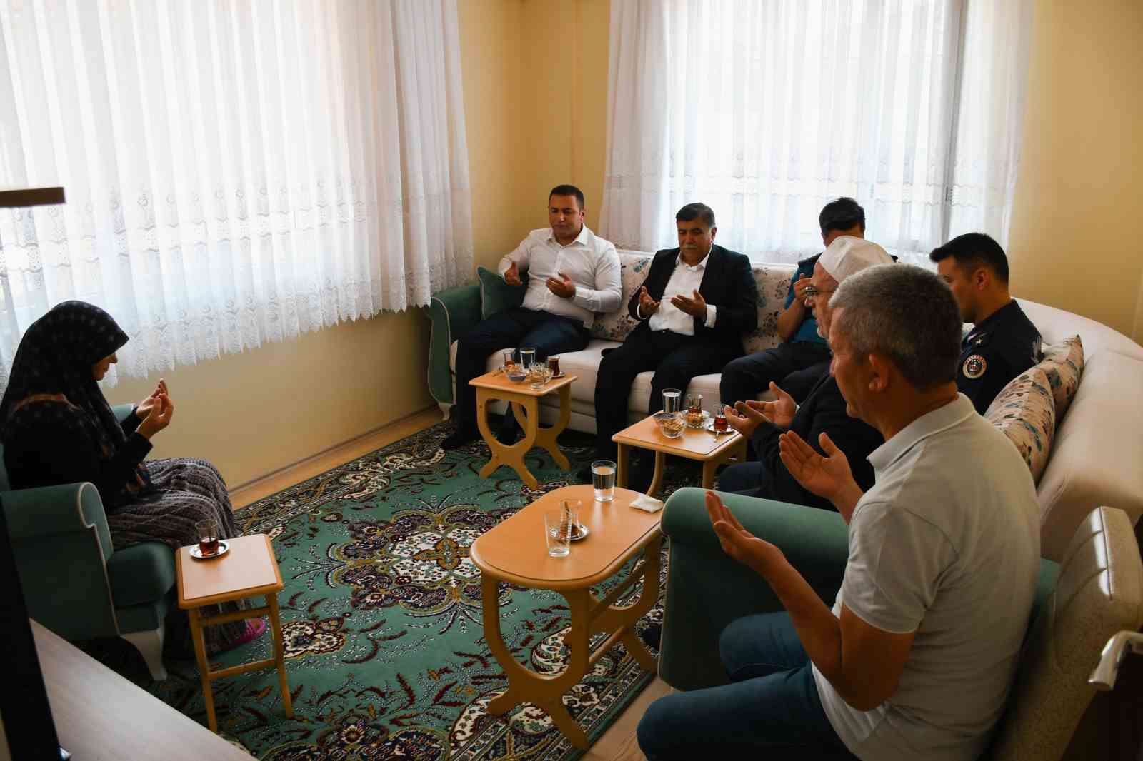 emette-sehit-mezarlari-ve-sehit-aileleri-ziyaret-edildi