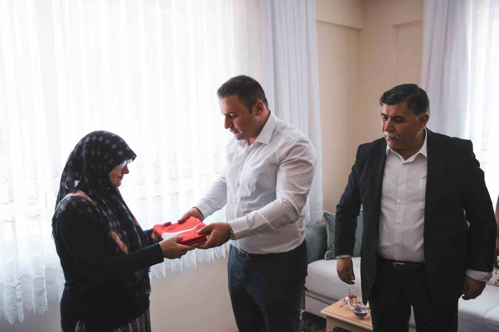 emette-sehit-mezarlari-ve-sehit-aileleri-ziyaret-edildi