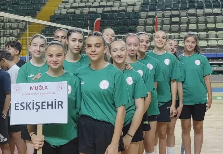 eskisehir-kiz-voleybol-takimi-turkiye-yari-finallerinde