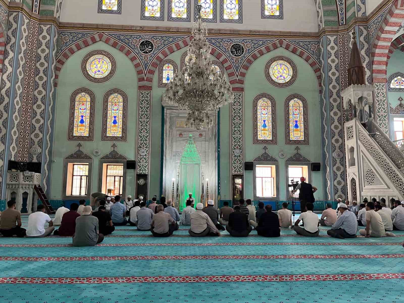 eskisehirde-vatandaslar-15-temmuz-sehitleri-icin-camide-bulustu