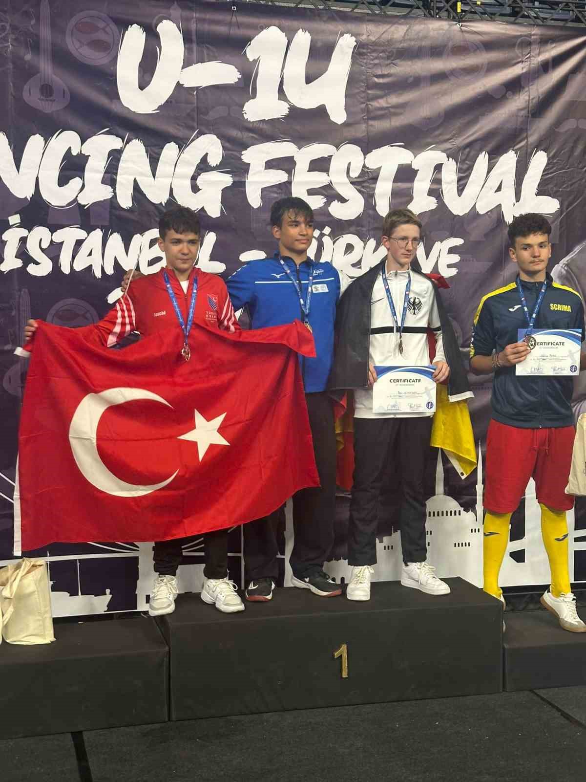 eskrimde-uluslararasi-basari-semi-mermutoglundan-gumus-madalya