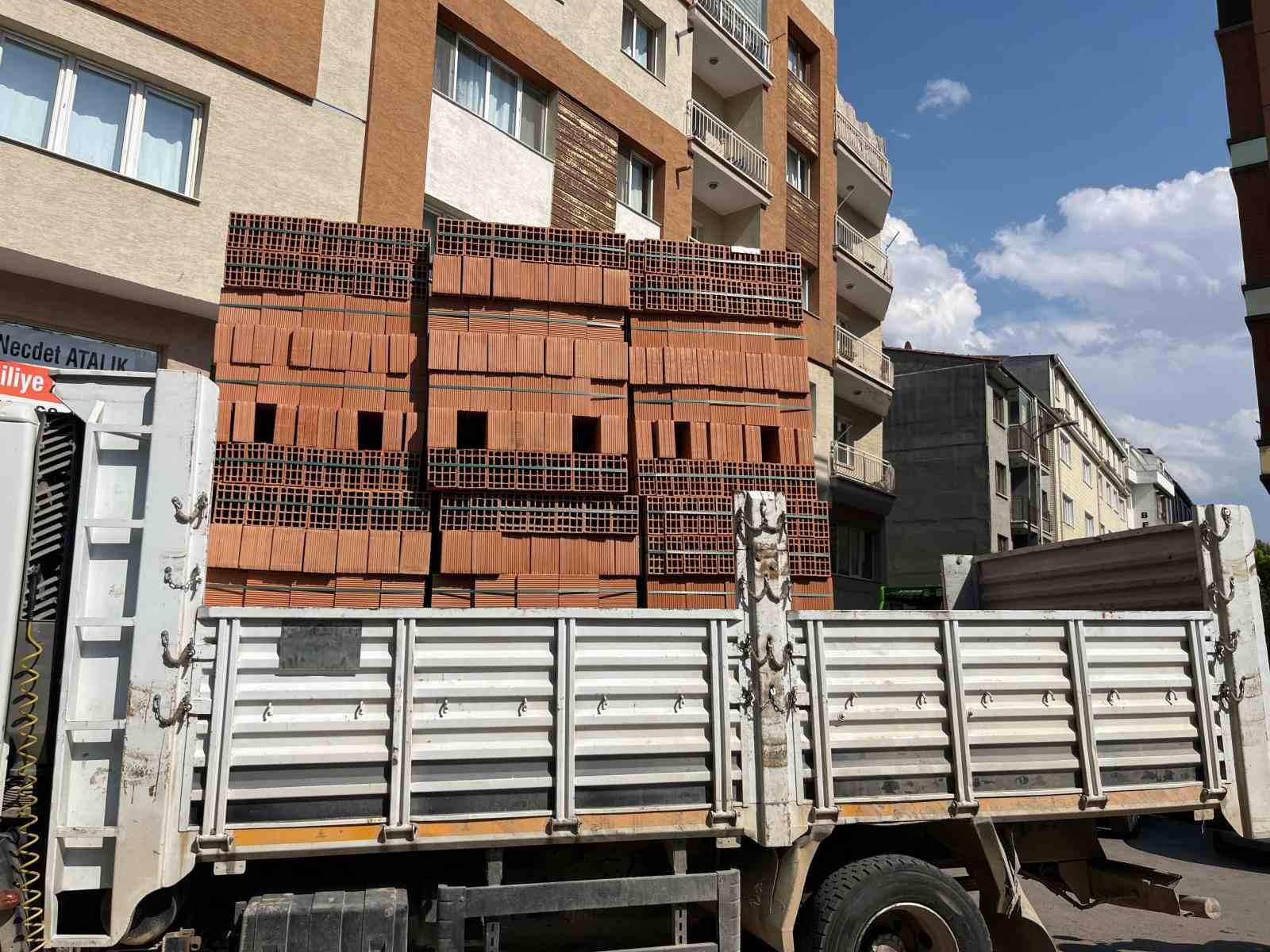 kamyondan-dusen-tuglalar-yolu-kapatti