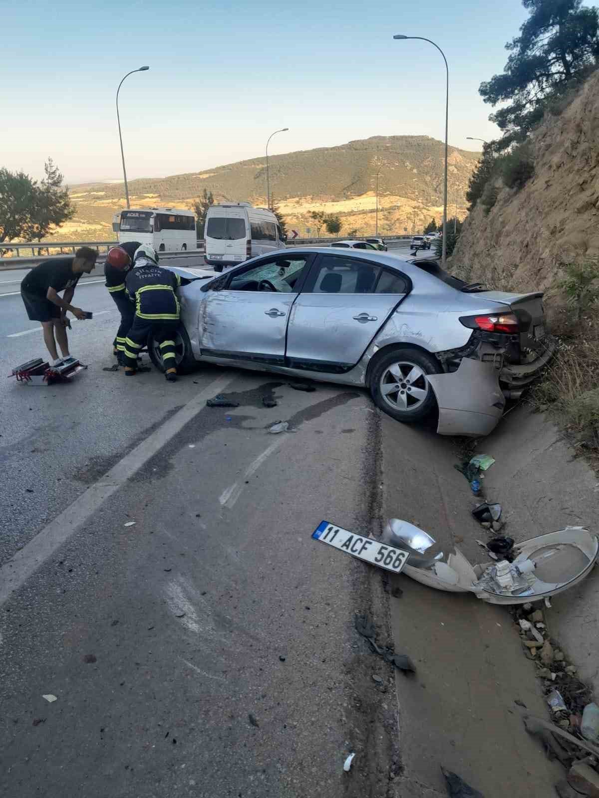 kaza-yapan-araca-baska-bir-arac-carpti-2-kisi-yaralandi