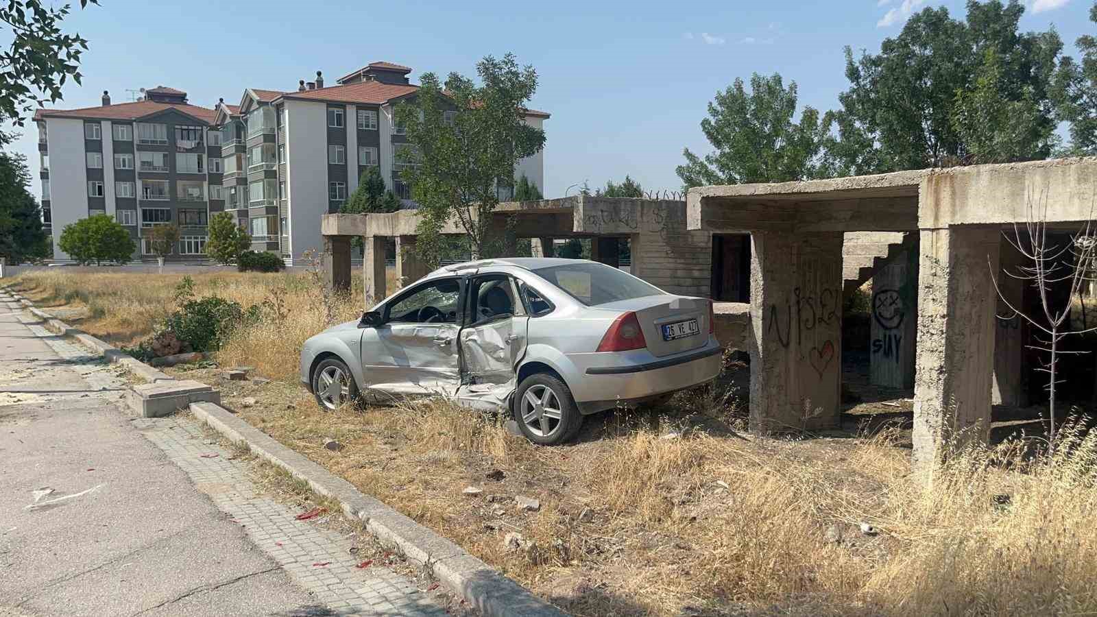 kazayi-inceleyen-polisin-aracina-kontrolden-cikan-otomobil-carpti-1i-polis-3-yarali