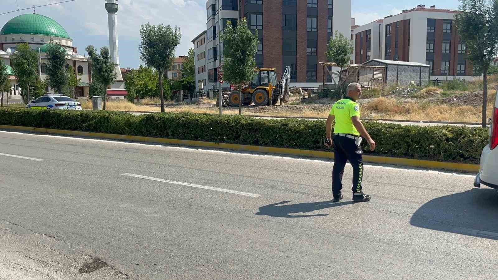 kazayi-inceleyen-polisin-aracina-kontrolden-cikan-otomobil-carpti-1i-polis-3-yarali