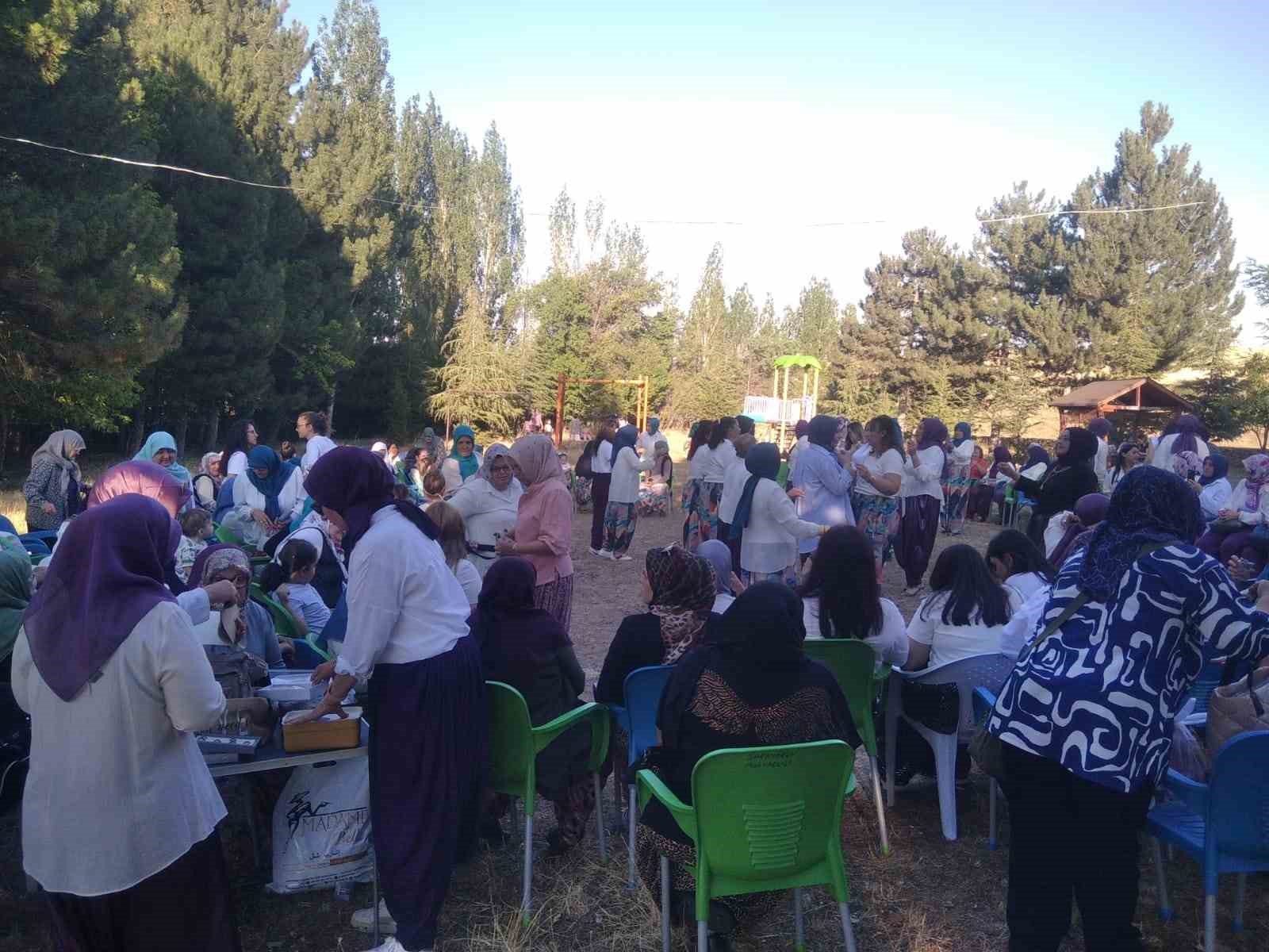 sarayorende-kadinlara-ozel-salvar-etkinligi-duzenlendi