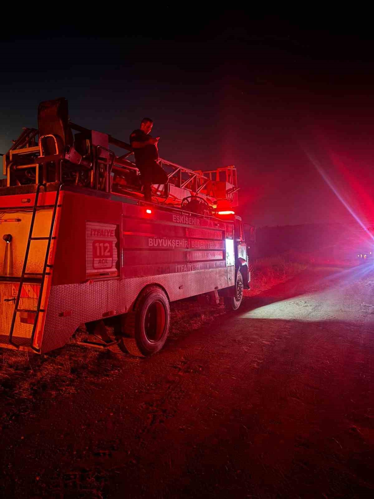 tarla-ve-ormandan-olusan-2-bin-dekarlik-alanin-kul-oldugu-yangin-kontrol-altina-alindi