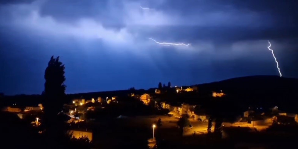 yildirim-soleni-tavsanli-ve-hisarcik-semalarini-aydinlatti